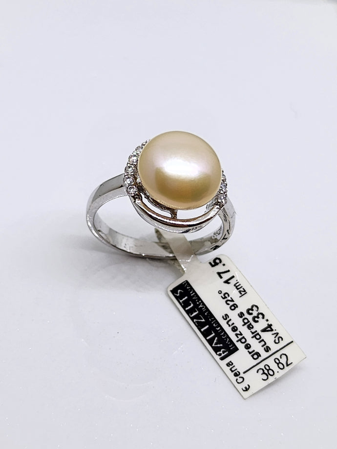 Sudraba gredzens ar pērle.