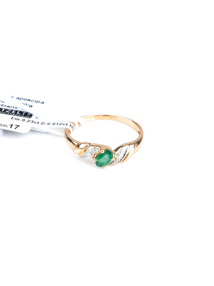 Sarkanā zelta gredzens ar briljantiem un smaragdu.
